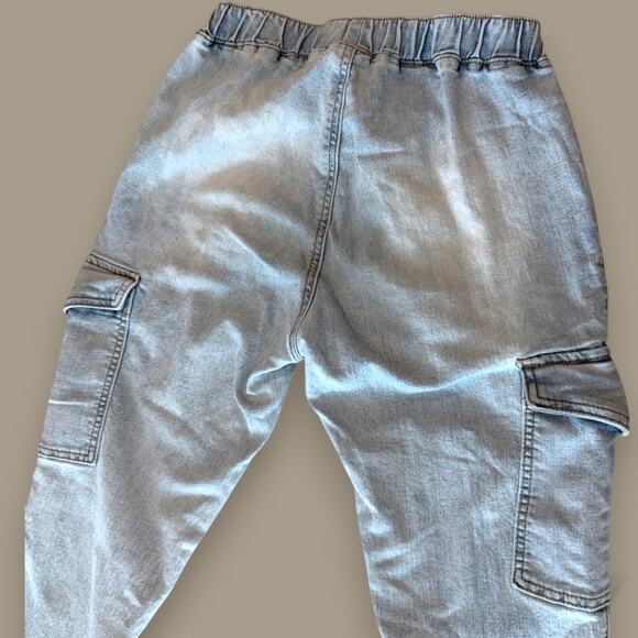Almost Famous Light Wash Denim Cargo Joggers Women’s Size S Elastic Waist - Picture 4 of 8